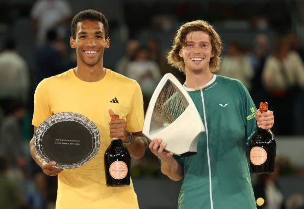 温网赛场突发状况:萨巴伦卡因伤退出比赛